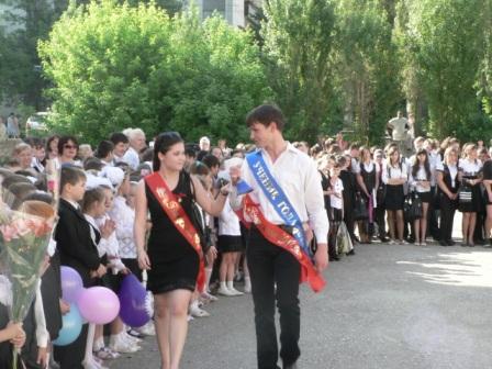 Председатель Рескомитета поздравила выпускников с праздником последнего звонка